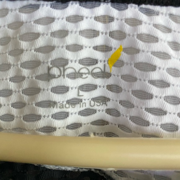 Athletic mesh crop top. - Picture 3 of 3